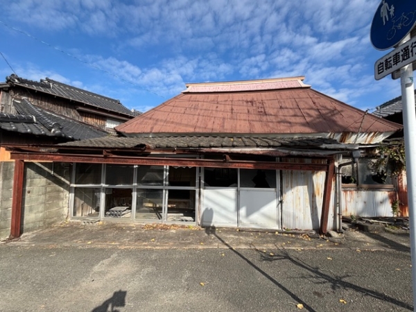 藁屋根の解体の画像