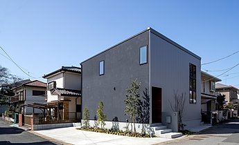 コンパクトな2階建ての家